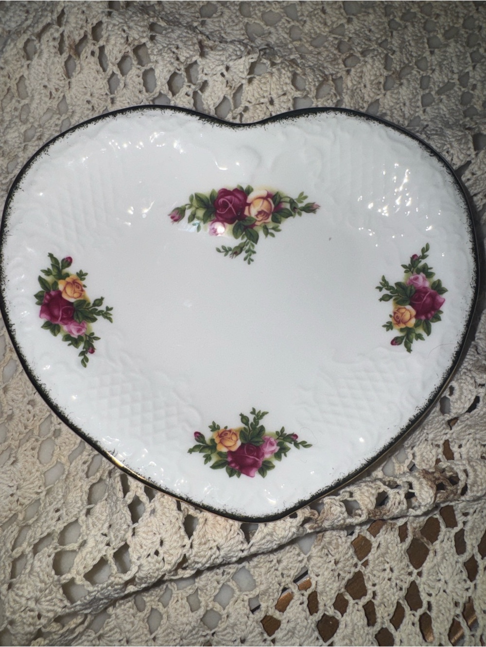 White Heart-Shaped Floral Decorative Plate with Gold Trim